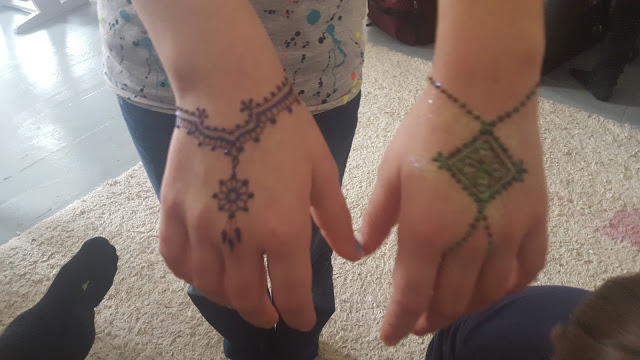 Henna Tattoos bei Kindern, Henna Tattoo mit Glitzer, Glitzertattoo bei Kindern
