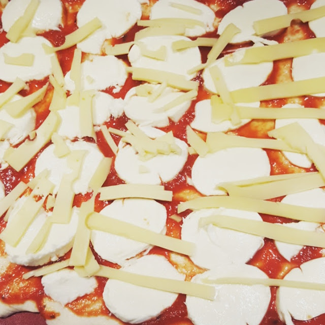 Kochen mit Kindern, Mozarella Pizza mit Kindern, Kinder belegen Pizza