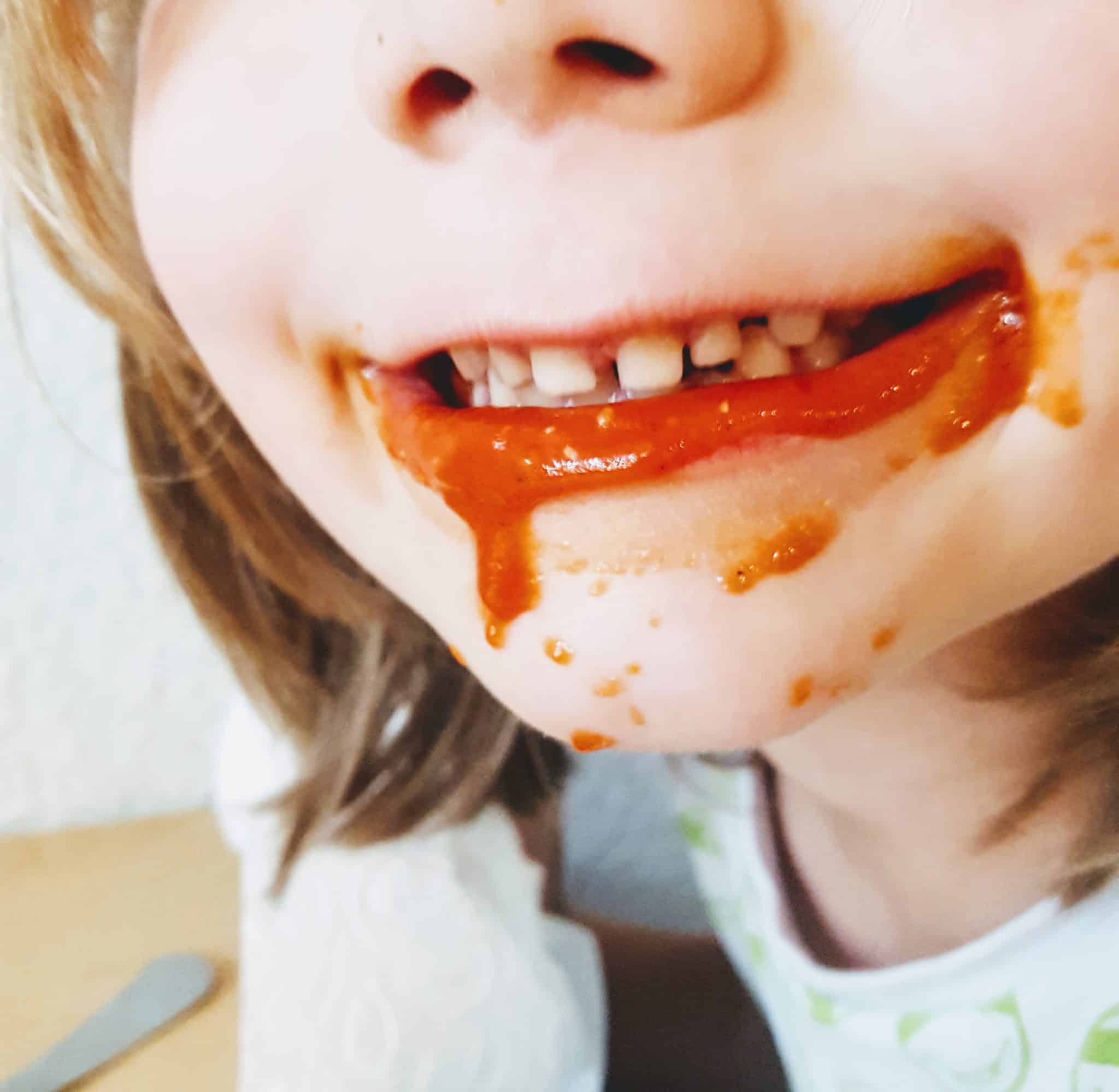 Tomatensauce an einem Kindermund