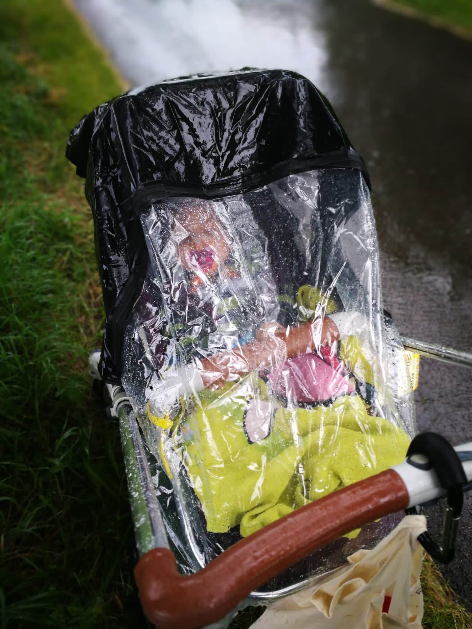 Seed Kinderwagen bei Regen