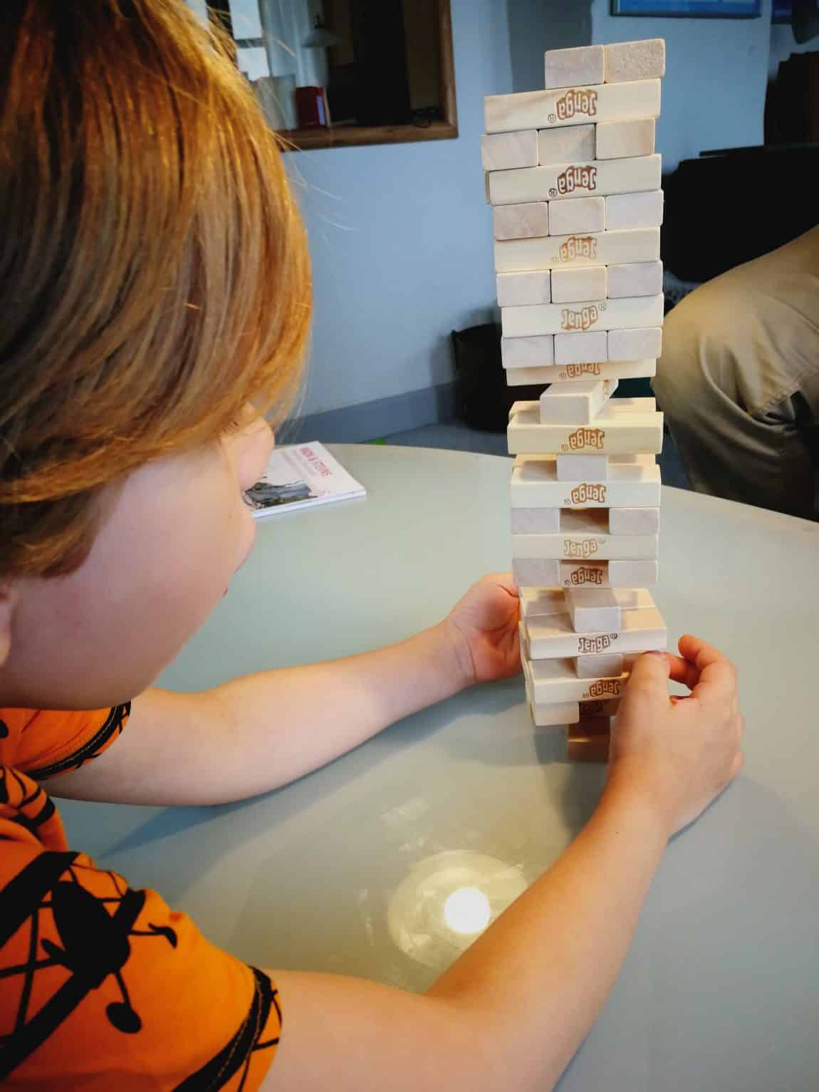 Jenga spielen mit den Kindern