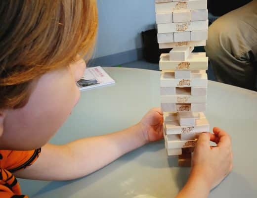 Jenga spielen mit den Kindern