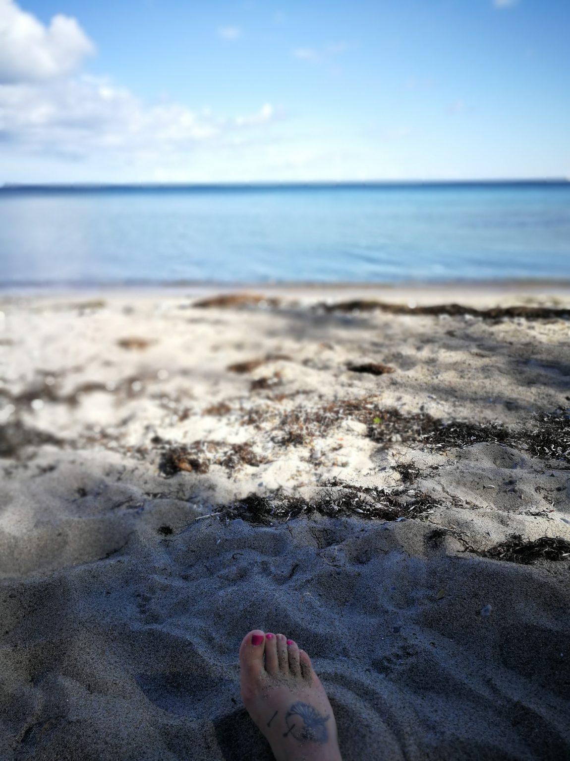 Fuss im Sand Insel Mön am Strand mit Kindern