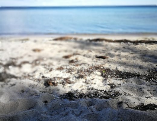 Fuss im Sand Insel Mön am Strand mit Kindern