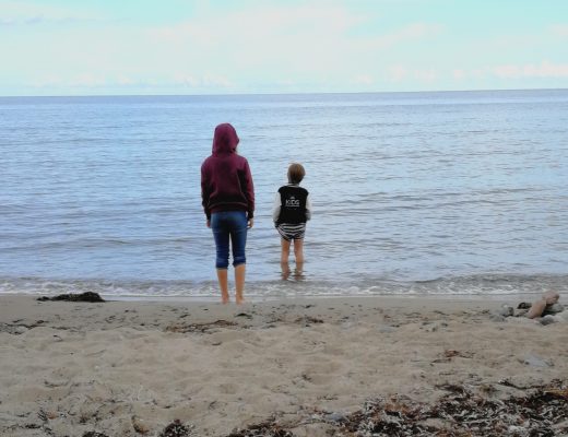 Kinder am Strand von Mön