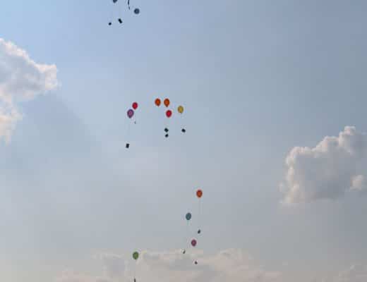 Ballons die in den Himmel fliegen