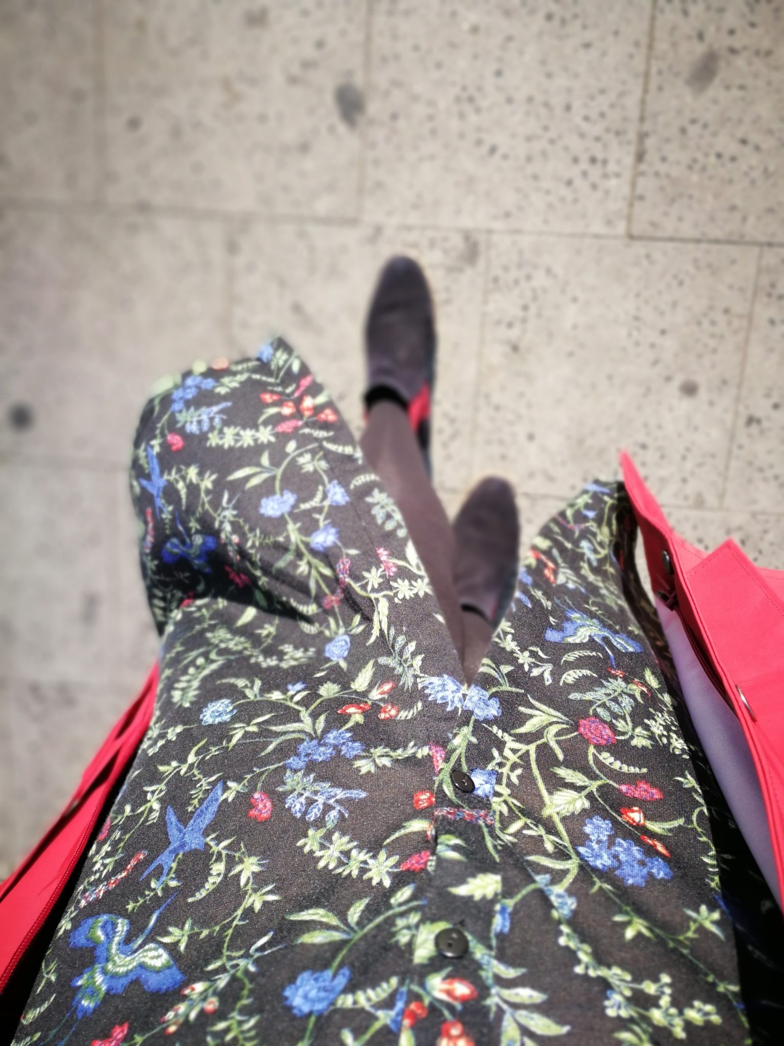 Kleid mit Blumen und Tamaris Schuhen