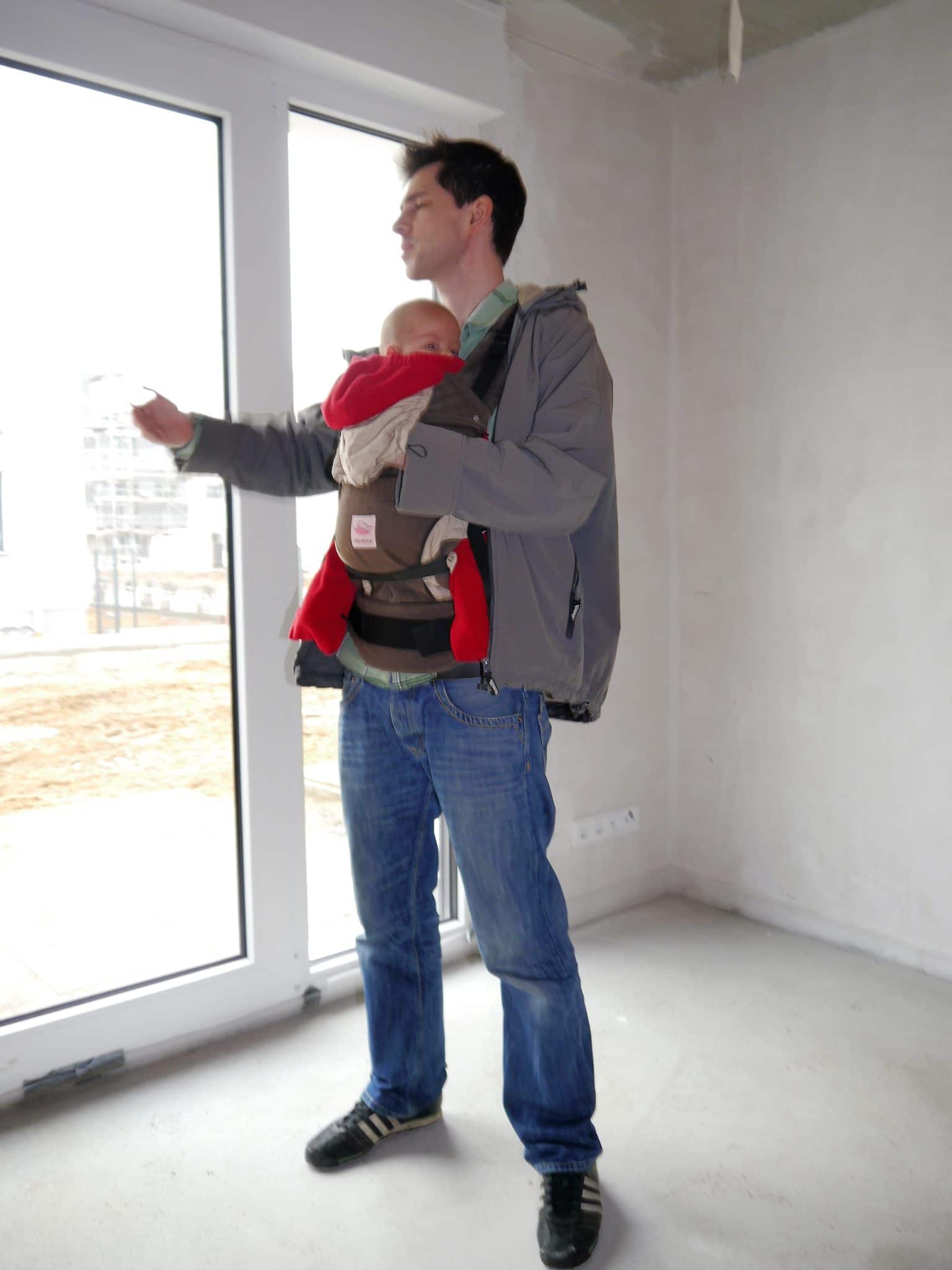 Papa-mit-Baby-auf-Baustelle