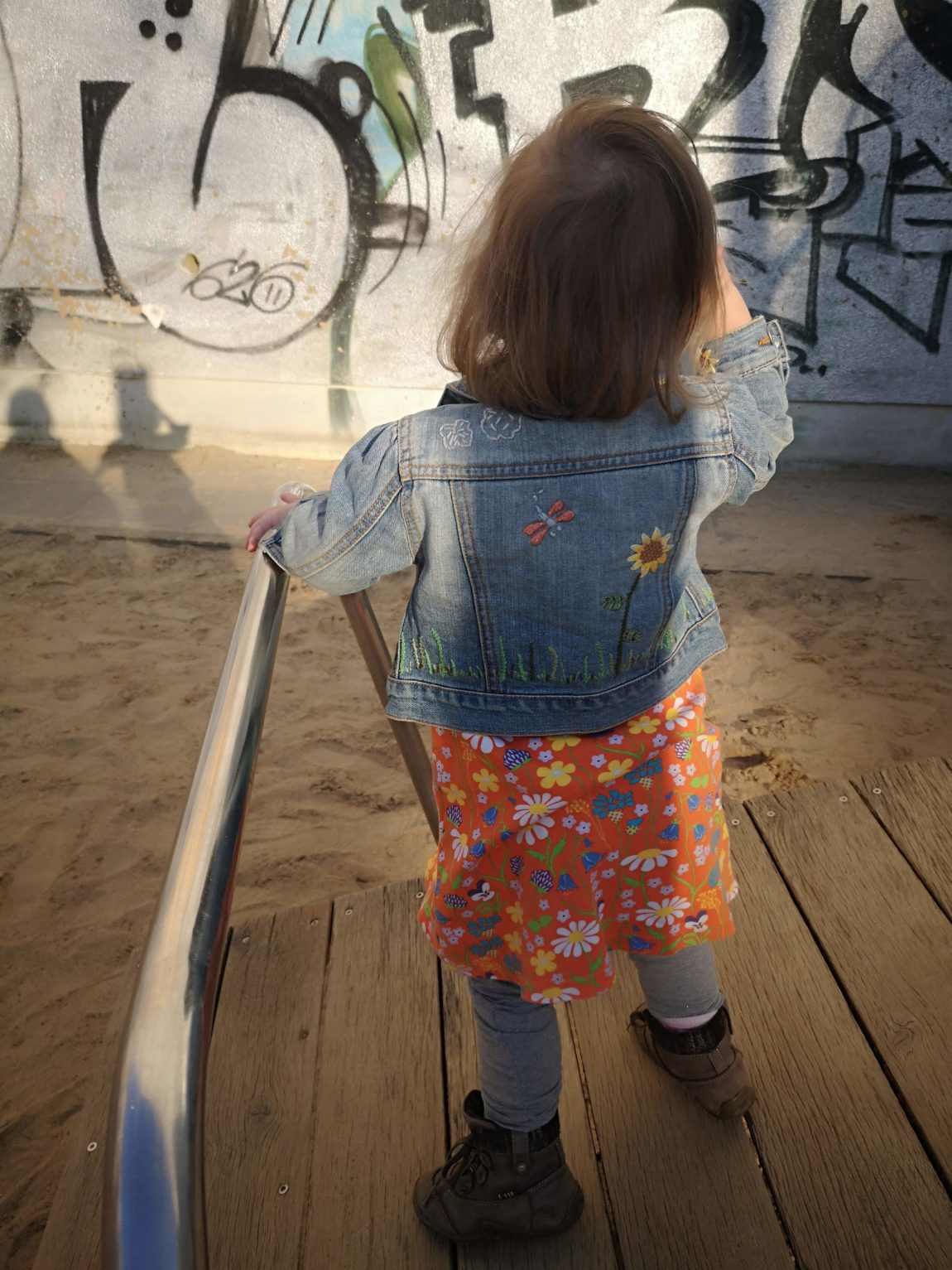 Polonaise ueber den Spielplatz