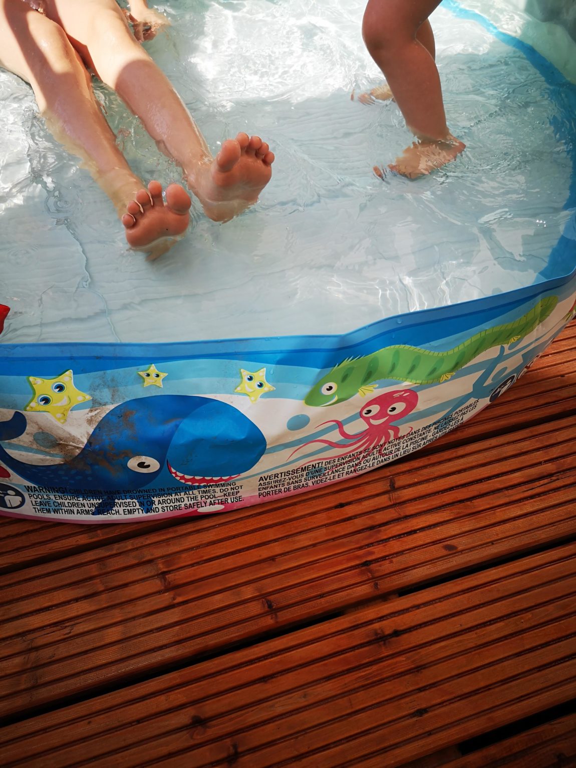 Ein Wasserbad mit Kinderfüßen