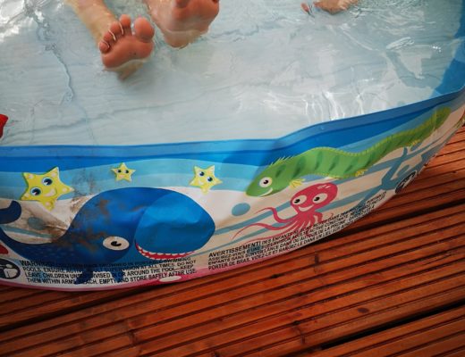 Ein Wasserbad mit Kinderfüßen