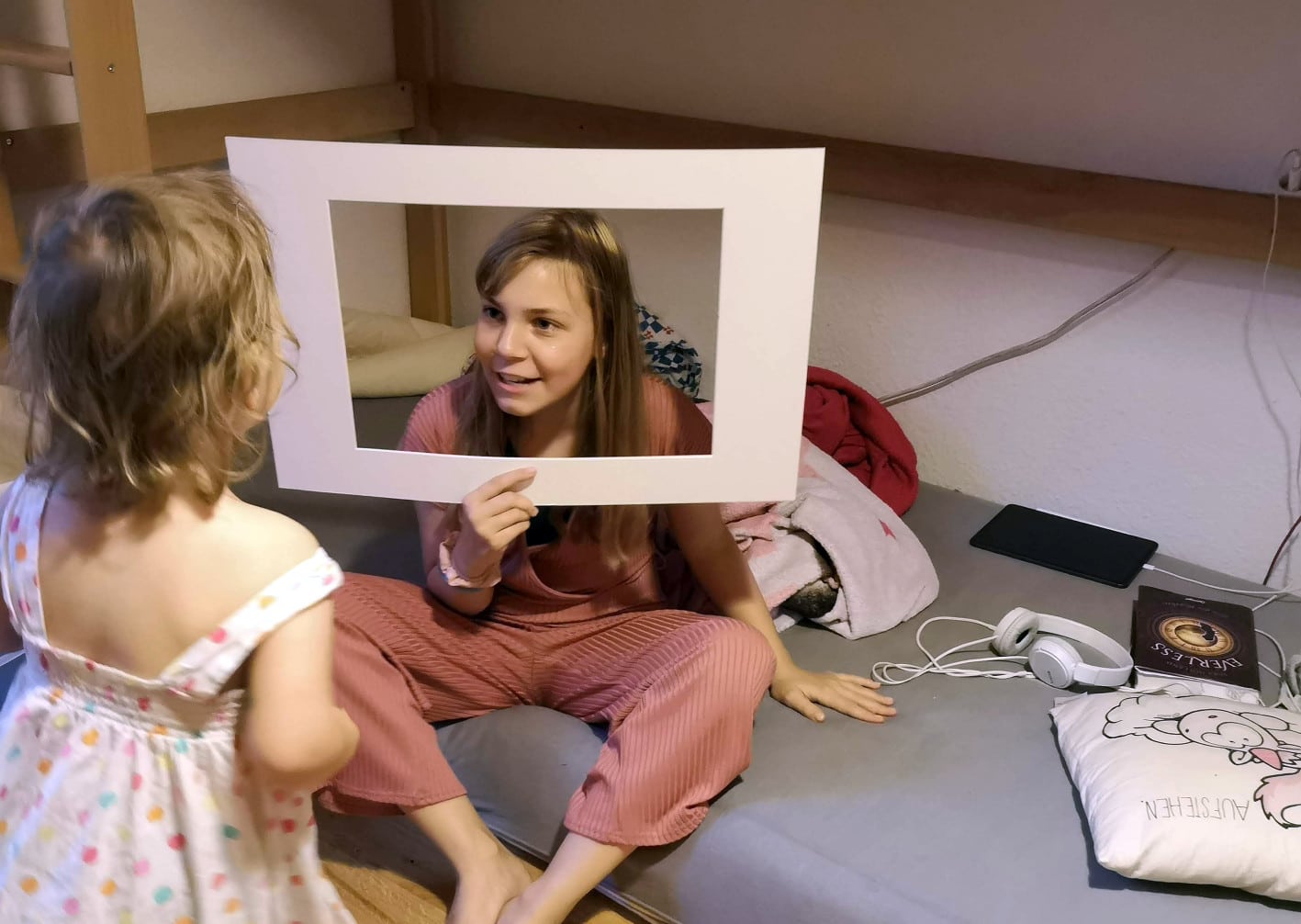 Ein kind schaut durch einen Fernseher