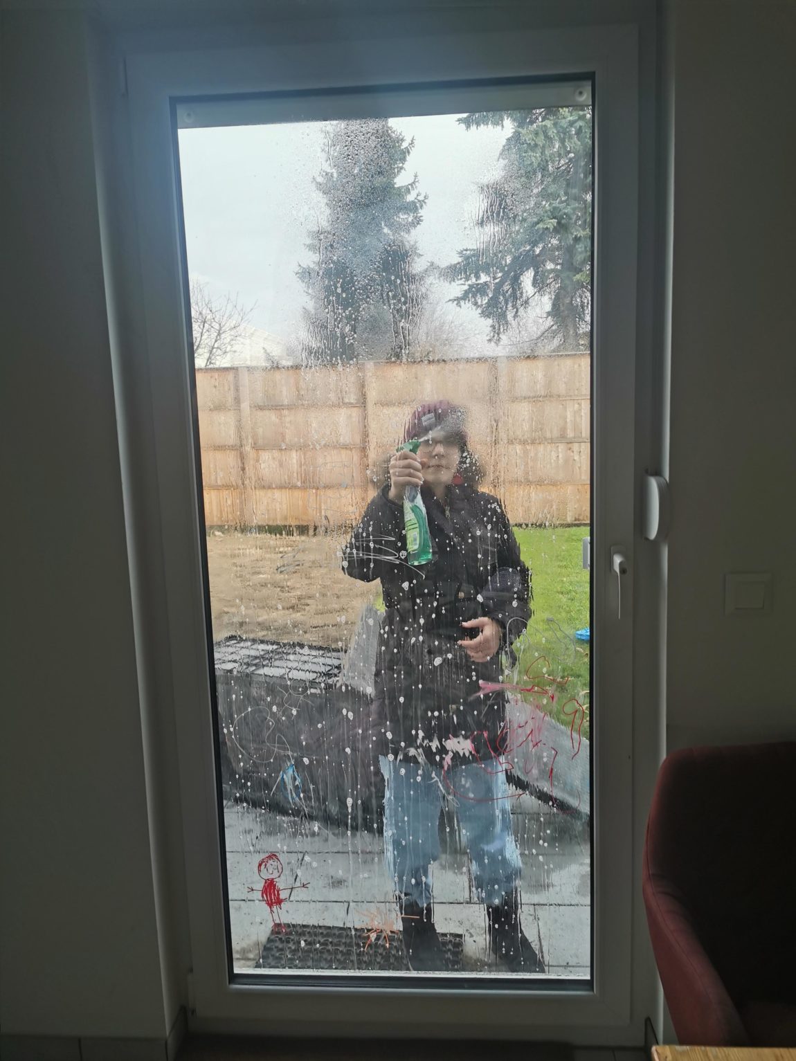 Samstag ist Putztag. Wir schrubben die Fenster.