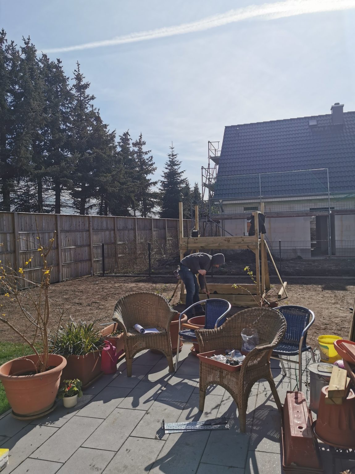 Hallo Sonntag. Unser Neffe baut ebenfalls im Garten mit.