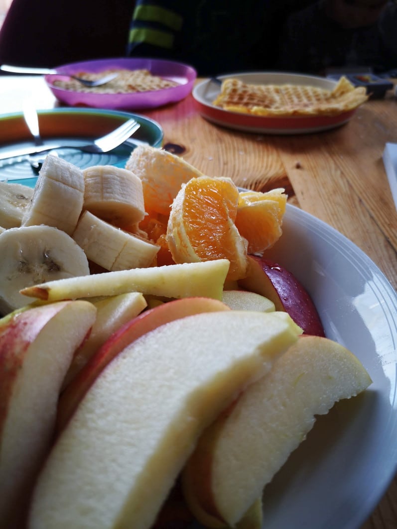 Kaffeetafel mit Obst