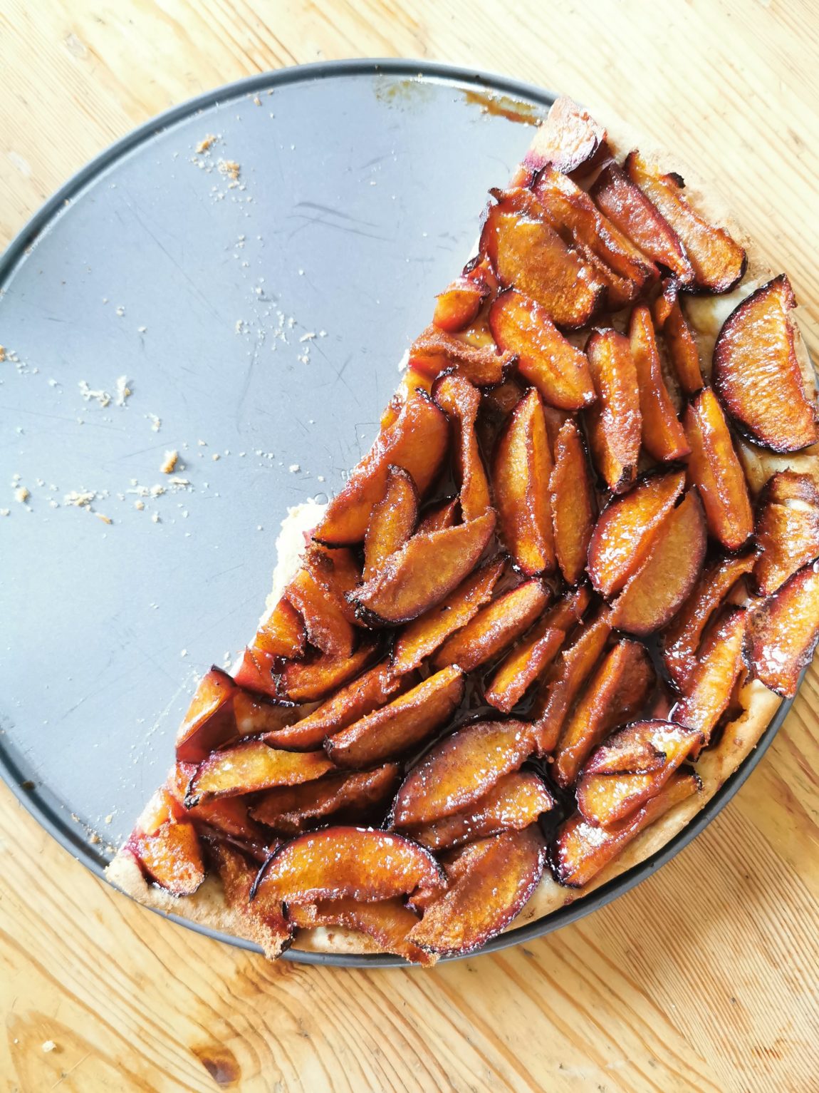 Ich backe lieber Pflaumentarte für alle, ein Teil geht (wie jedes Mal) vor die Tür der Nachbarn.