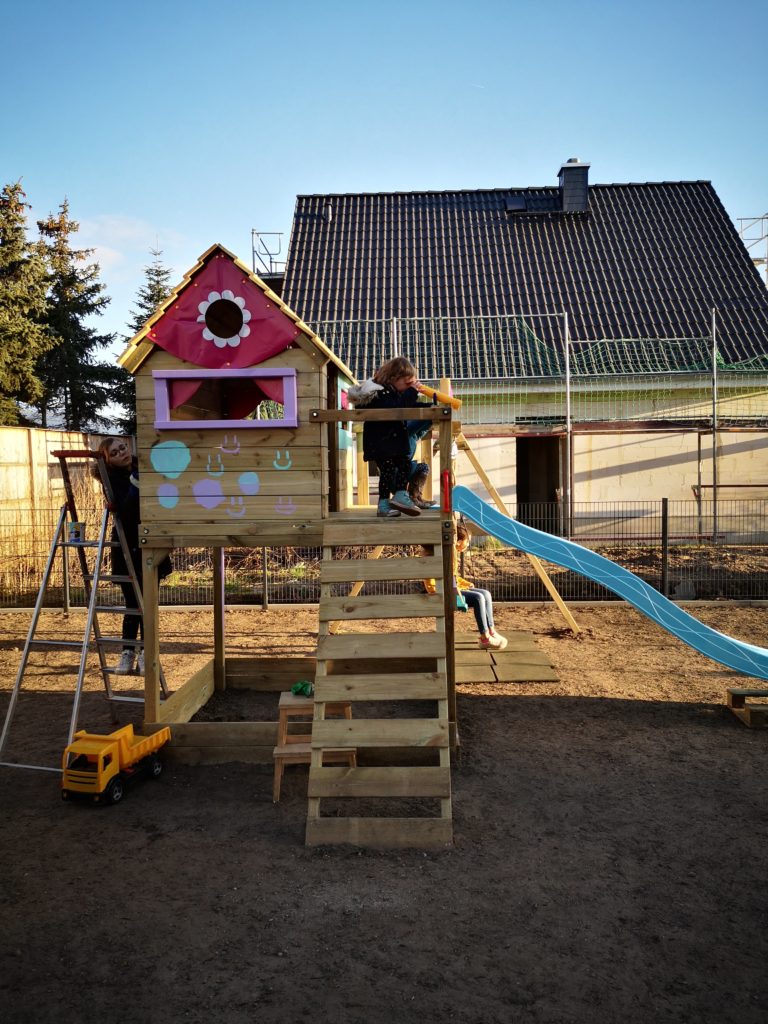 Der „Wickey Smart Seaside Spielturm“ im Aufbau