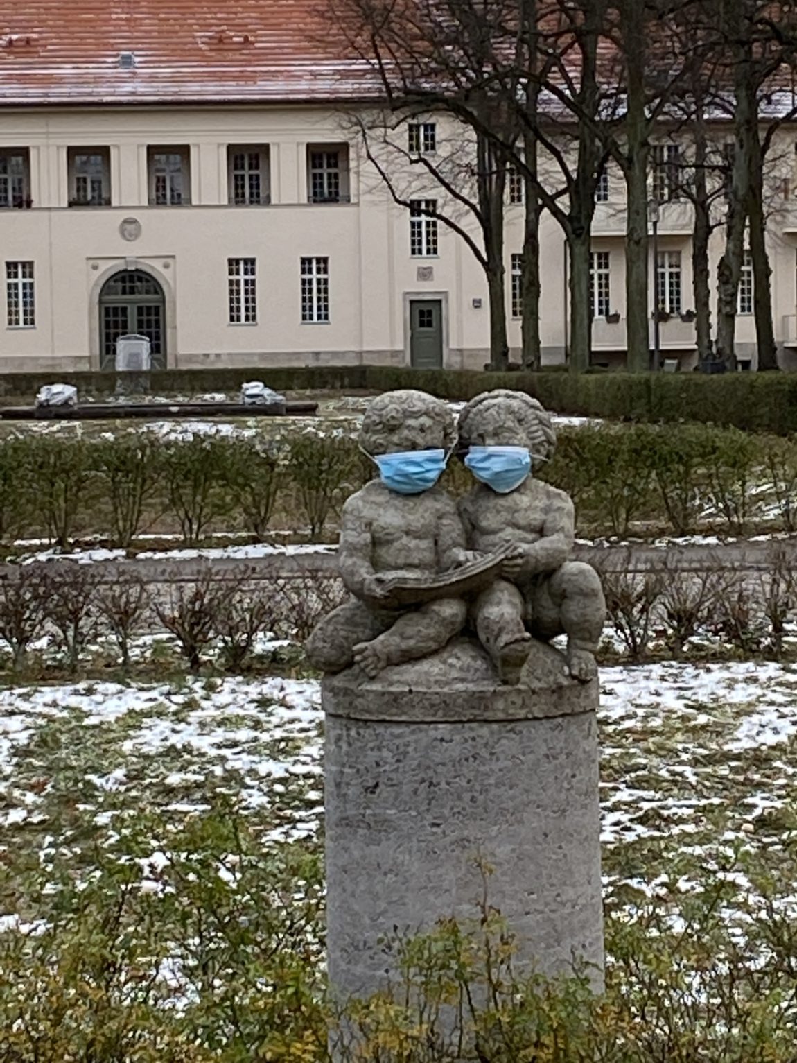 Auf dem Weg treffen wir niedliche Putten.
