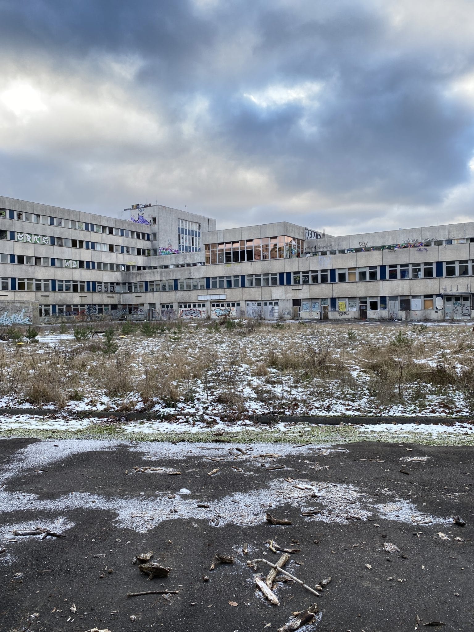 Das alte Regierungskrankenhaus wirkt etwas runtergekommen.