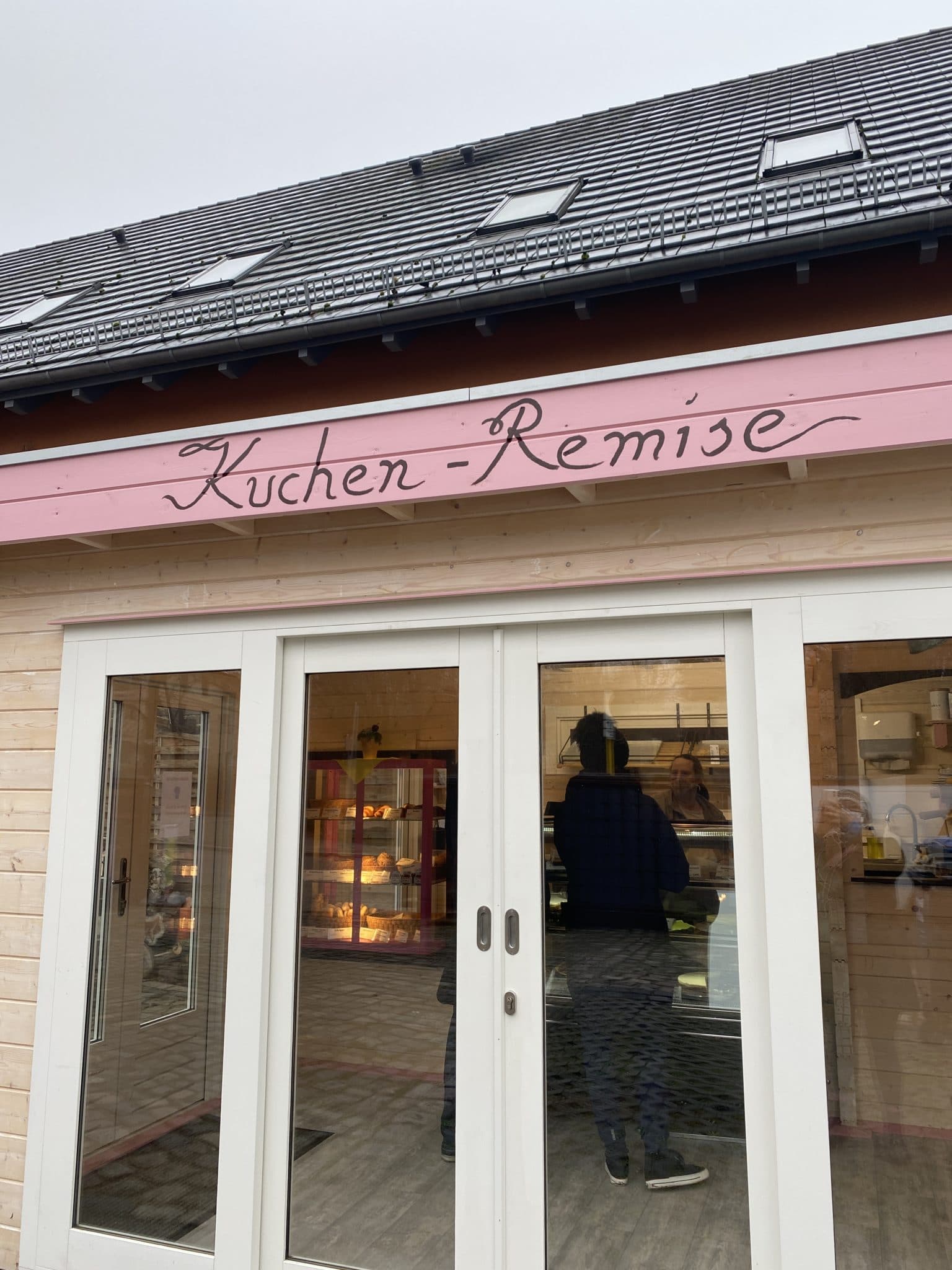 In Berlin Buch angekommen laufe ich an der Kuchen Remise vorbei. Die neue Bio-Bäckerei verkauft Bio-Kuchen und Brötchen.