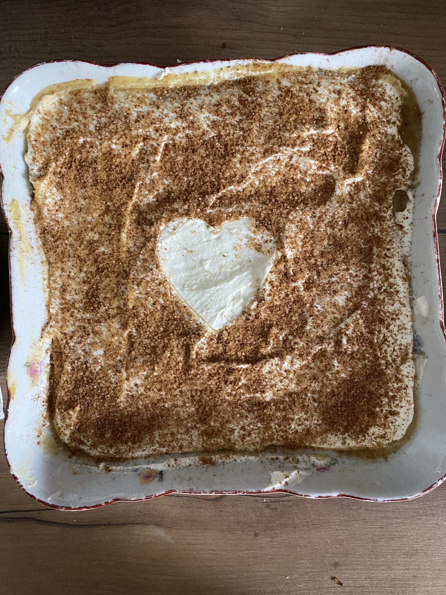 Ich habe ein Apfeltiramisu fertig gemacht, dieses kleine geht an die Nachbarn. Es handelt sich übrigens um ein Apfeltiramisu mit Zimt.