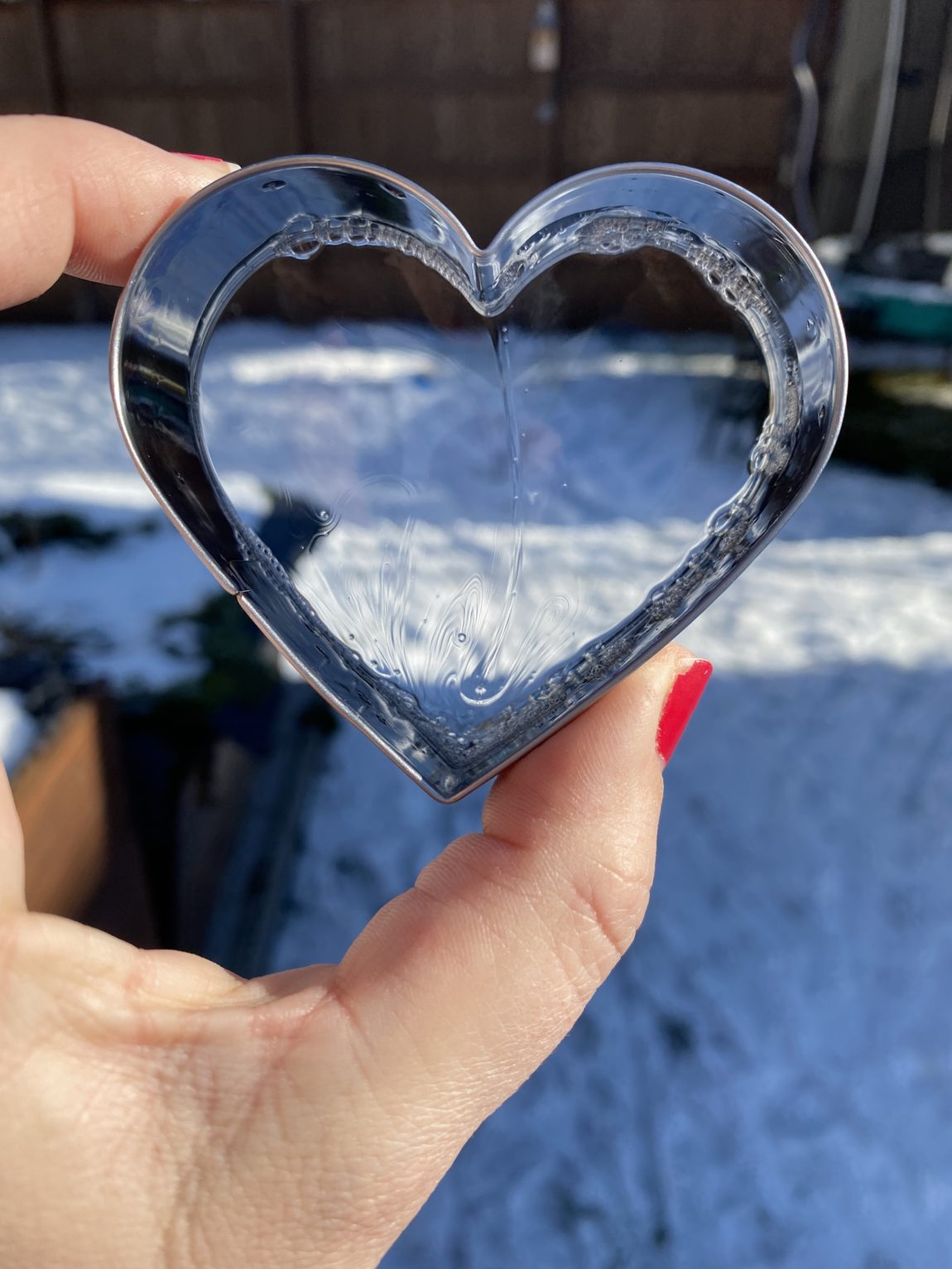 #10 Nochmal raus. Die Sonne scheint nochmal und wir versuchen selbst mal Seifenblasen.