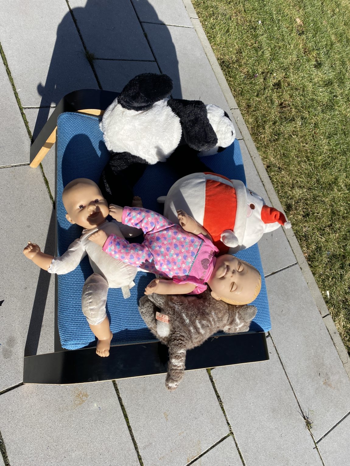 Es sind alle anwesenden Kuscheltiere im Garten.