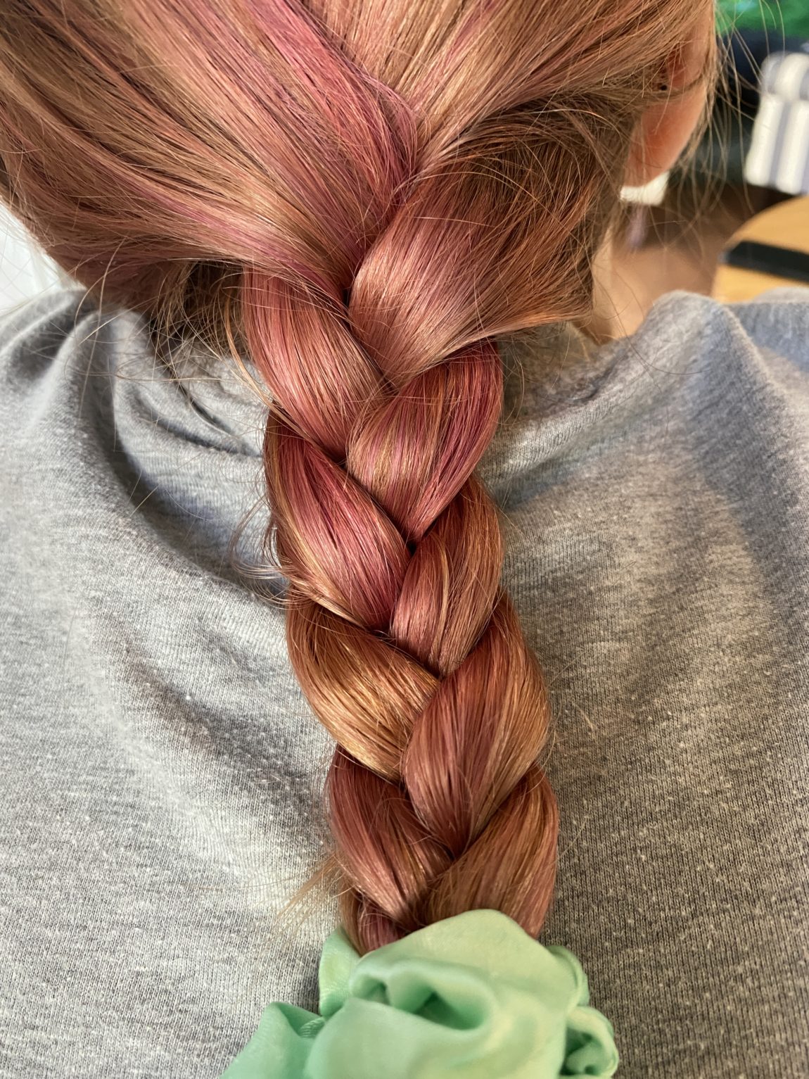 Die Haare der Ältesten sehen heute schön aus.