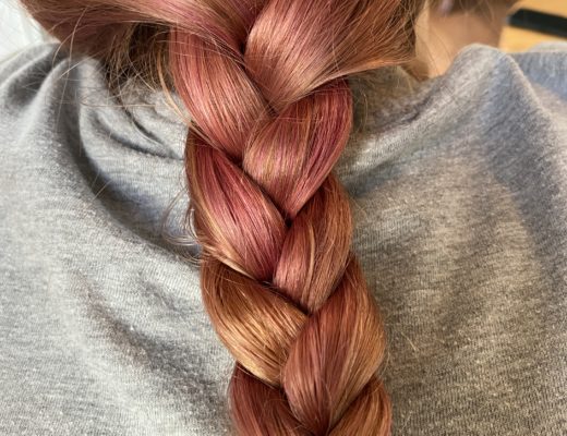 Die Haare der Ältesten sehen heute schön aus.