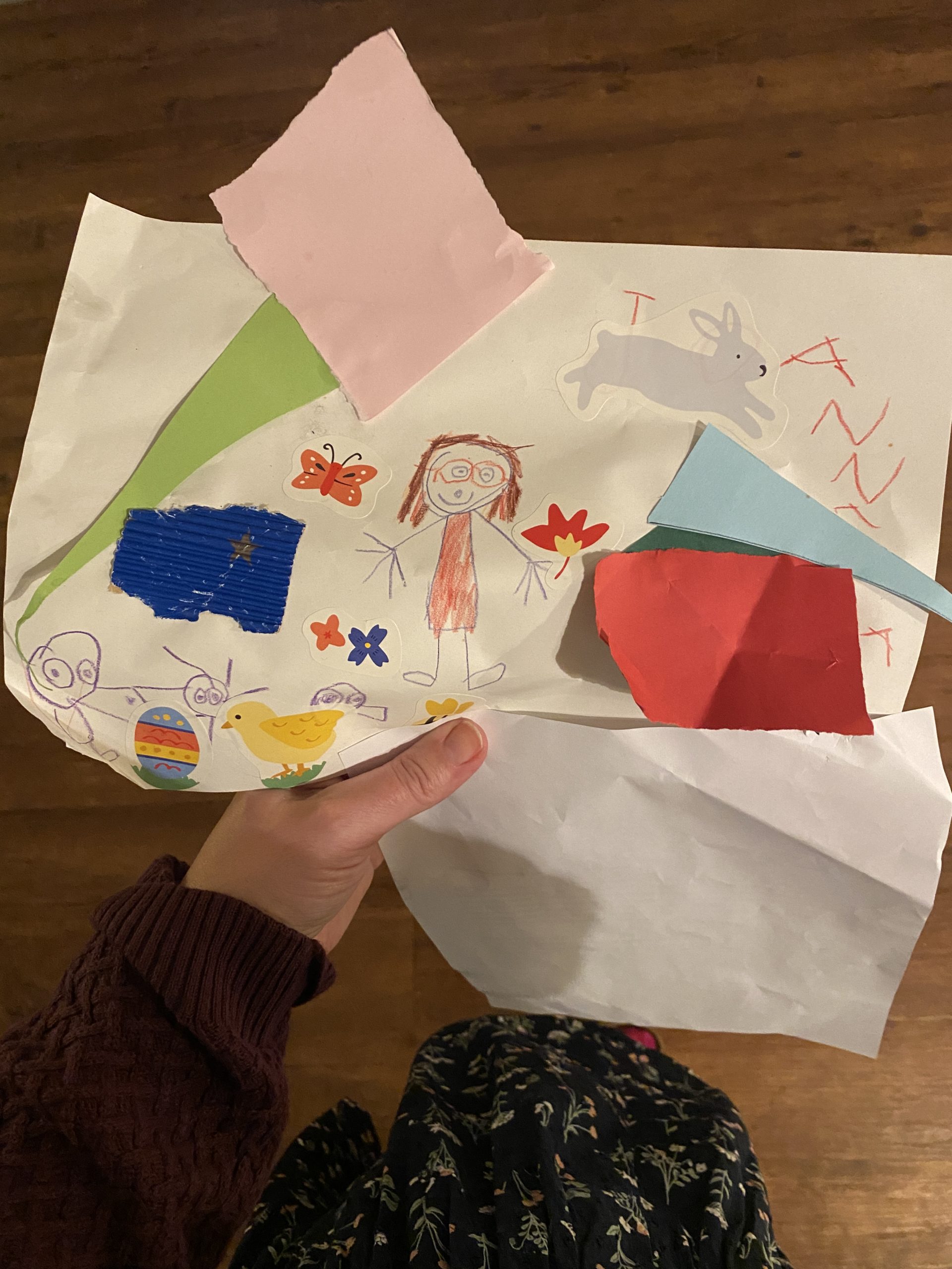 #10 Das Kitakind holt noch ein Bild aus dem Rucksack. Es hat probiert meinen Namen zu schreiben.