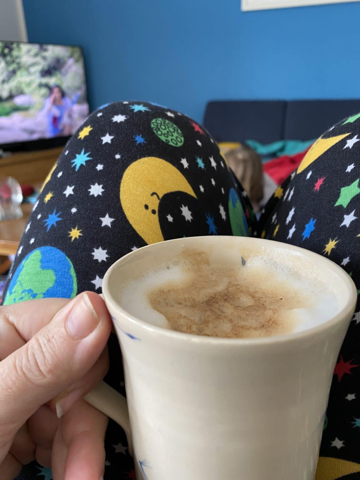 Hallo Sonntag. Kaffee und Fernsehen, ein Sonntag nach meinem Geschmack.