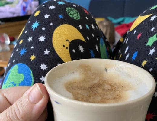 Hallo Sonntag. Kaffee und Fernsehen, ein Sonntag nach meinem Geschmack.
