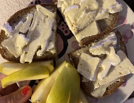 Käsebrot mit Apfel