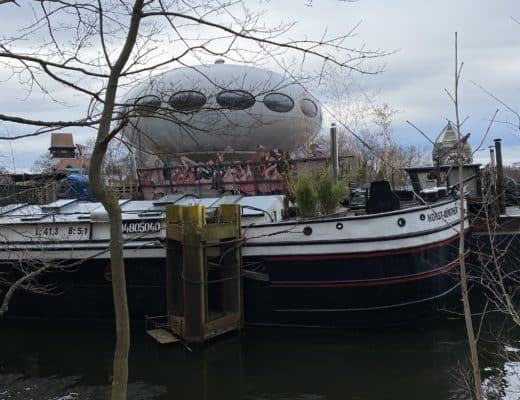 Ich treffe heute meine Freundin und ihr Baby zum Spaziergang. Zwischendurch landet ein Ufo.