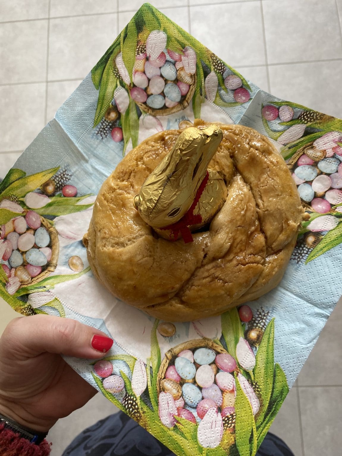 Den Nachbarn noch schnell ein Osterzopf vor die Tür gestellt.