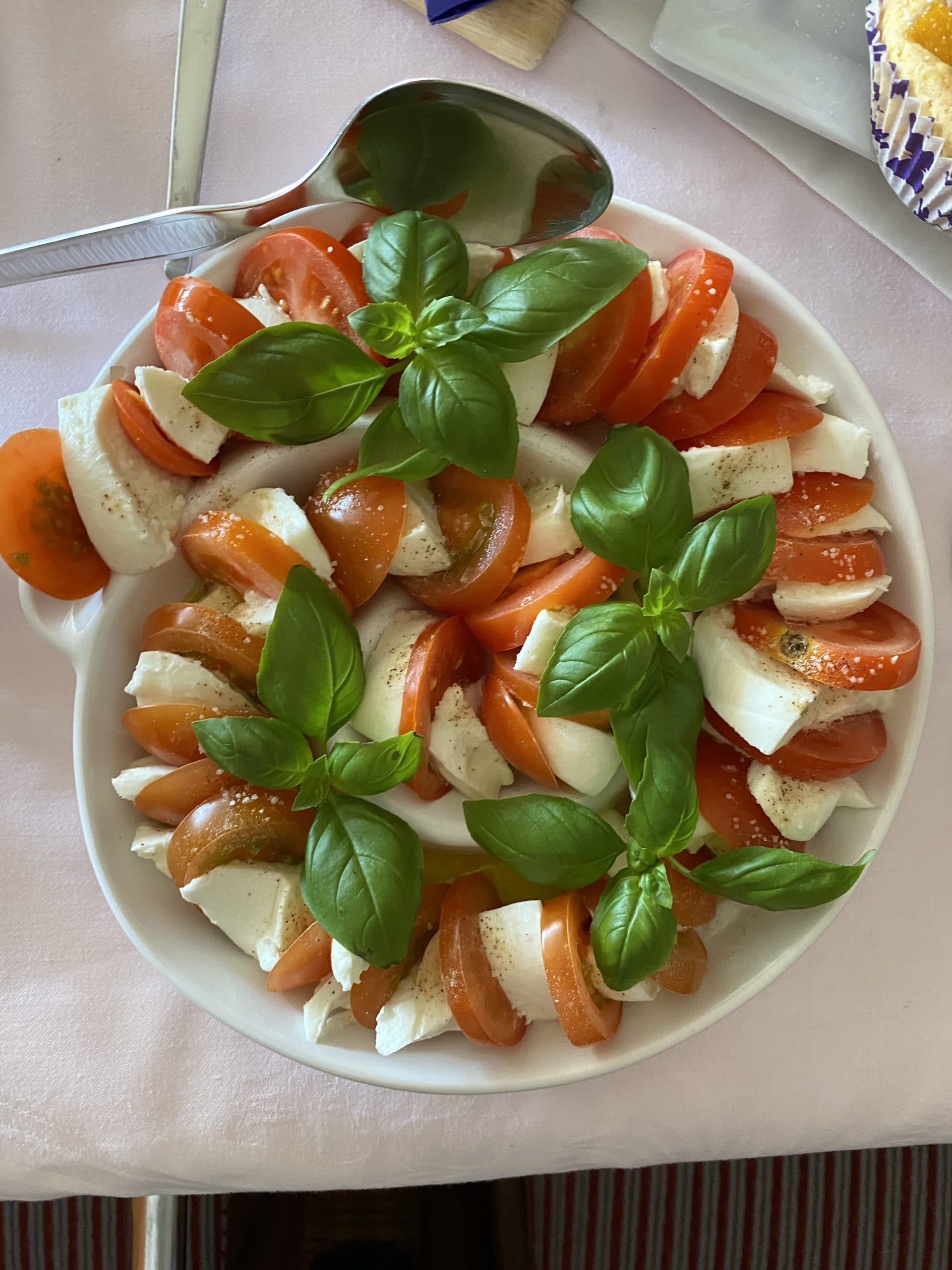 Wir sind heute, frisch getestet als kompletter Haushalt, bei den Großeltern. Dort gibt es Osterfrühstück.