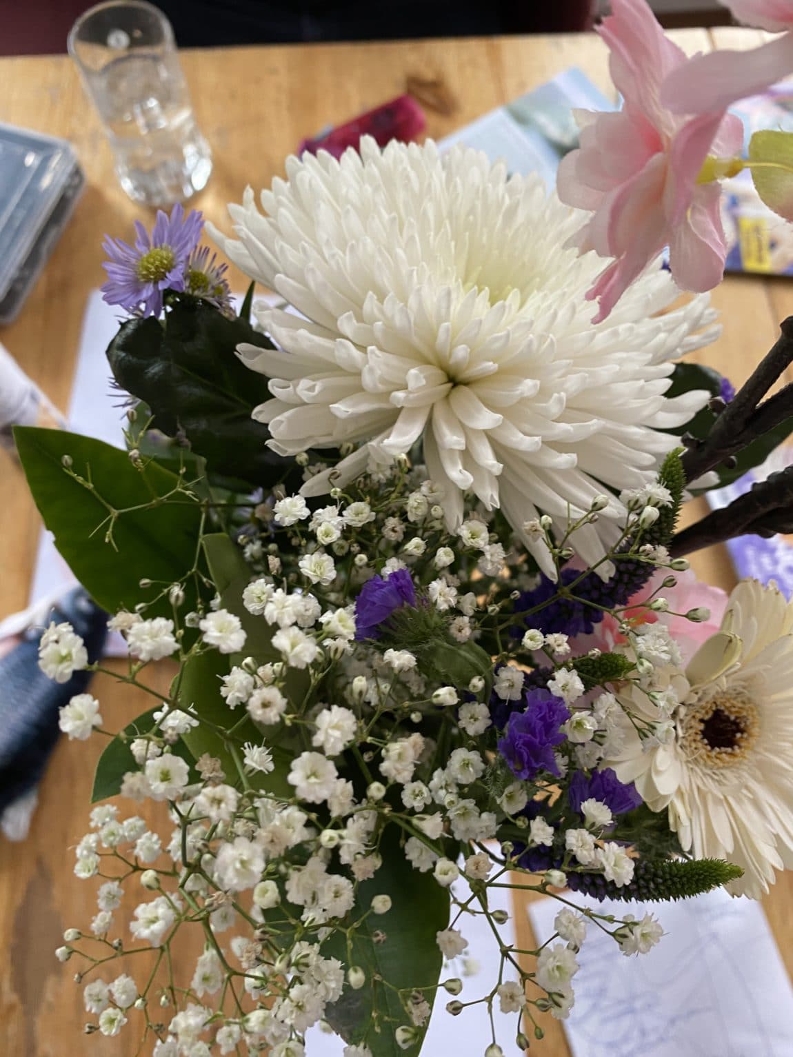 Vom Wocheneinkauf kommt auch ein Blumenstrauß mit zurück. Was für ein Glück.