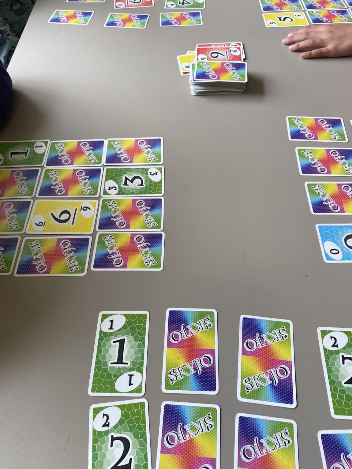 Es wird Skyjo gespielt. Ich bin sehr froh, dass Konsti uns das noch geschickt hatte.