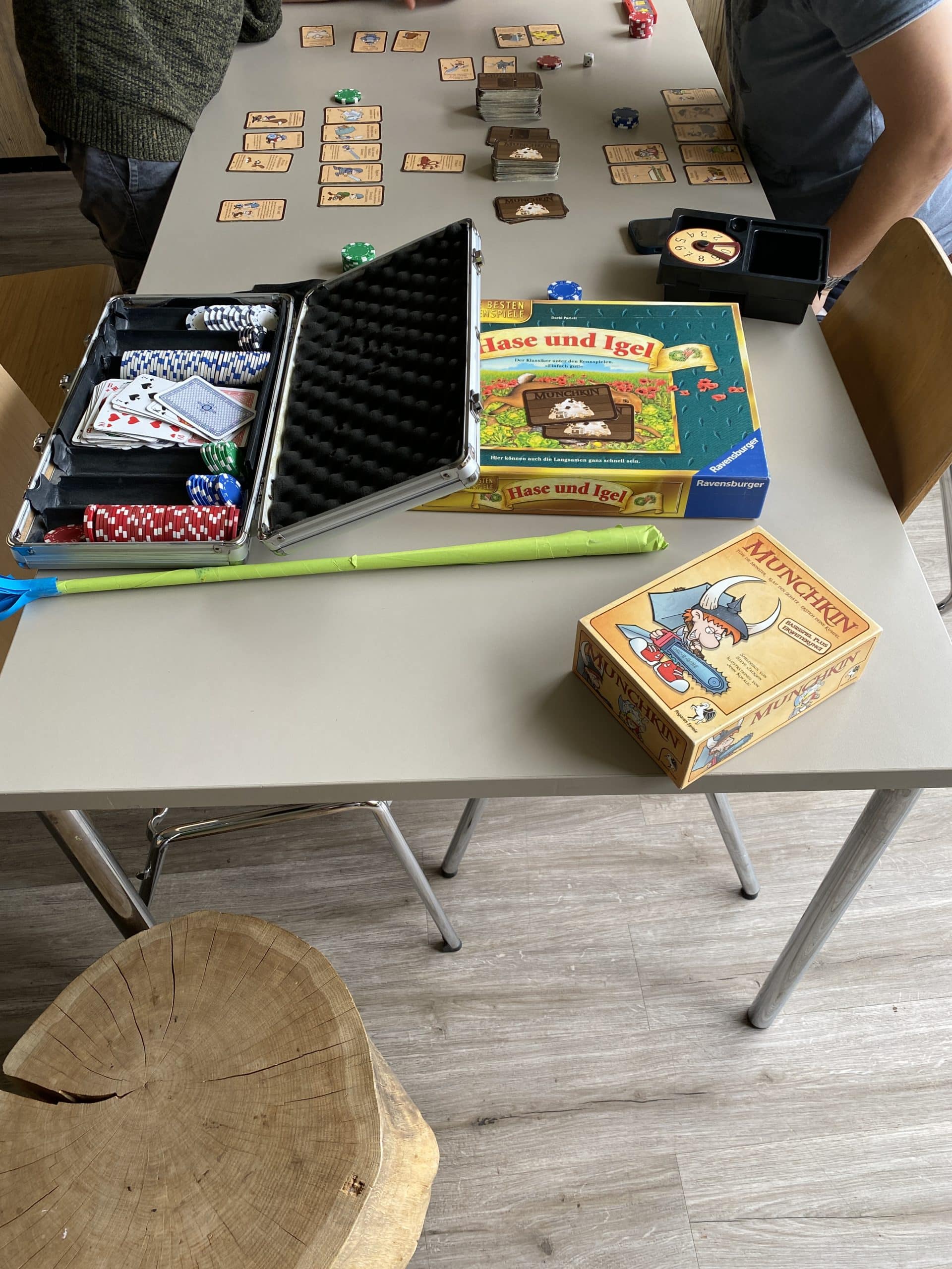 #5 Beginn der Therapiephase am Nachmittag: Heute ein Gruppenbrettspiel. Das sind bereits hier große Herausforderungen.