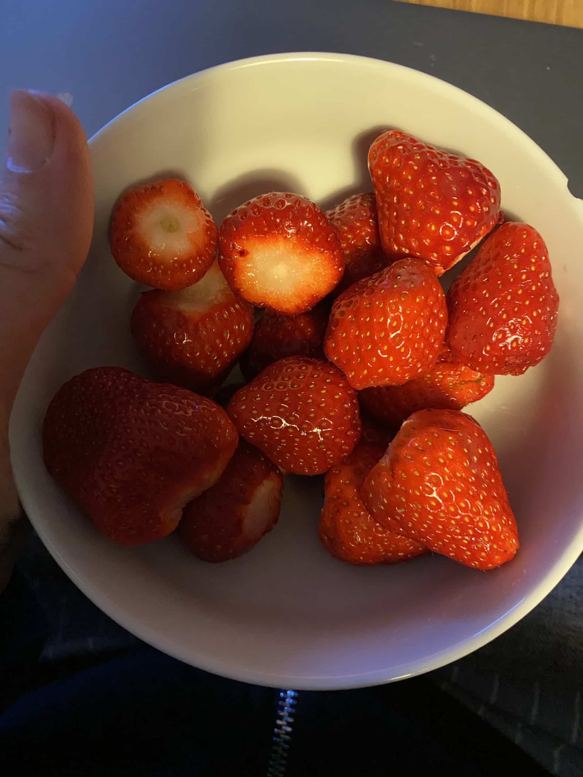 Zum Abend noch weitere Erdbeeren, das sind die guten Tage.