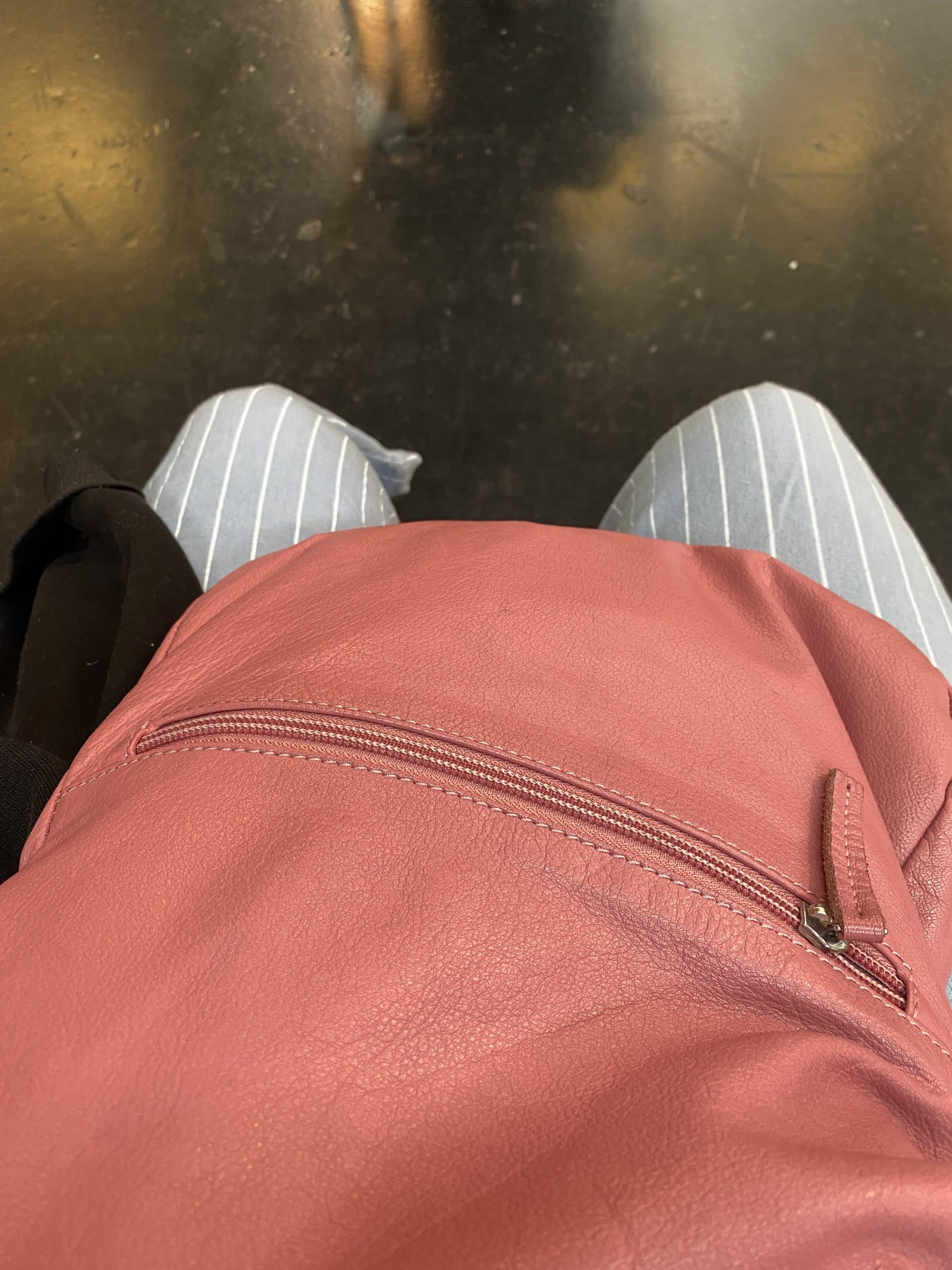 Nach seiner Rückkehr fahre ich los. Gleiches Impfzentrum, anderer Slot. Alles geht sehr schnell und ich bin sehr erleichtert die 1. Impfung erhalten zu haben.