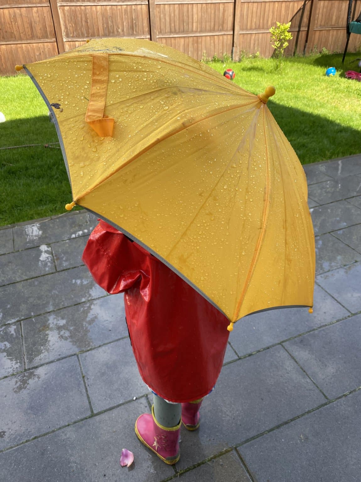 Draußen wird mit Wasser gespielt. Es gibt ja zum Glück wetterfeste Kleidung, hier sehr oft genutzt.