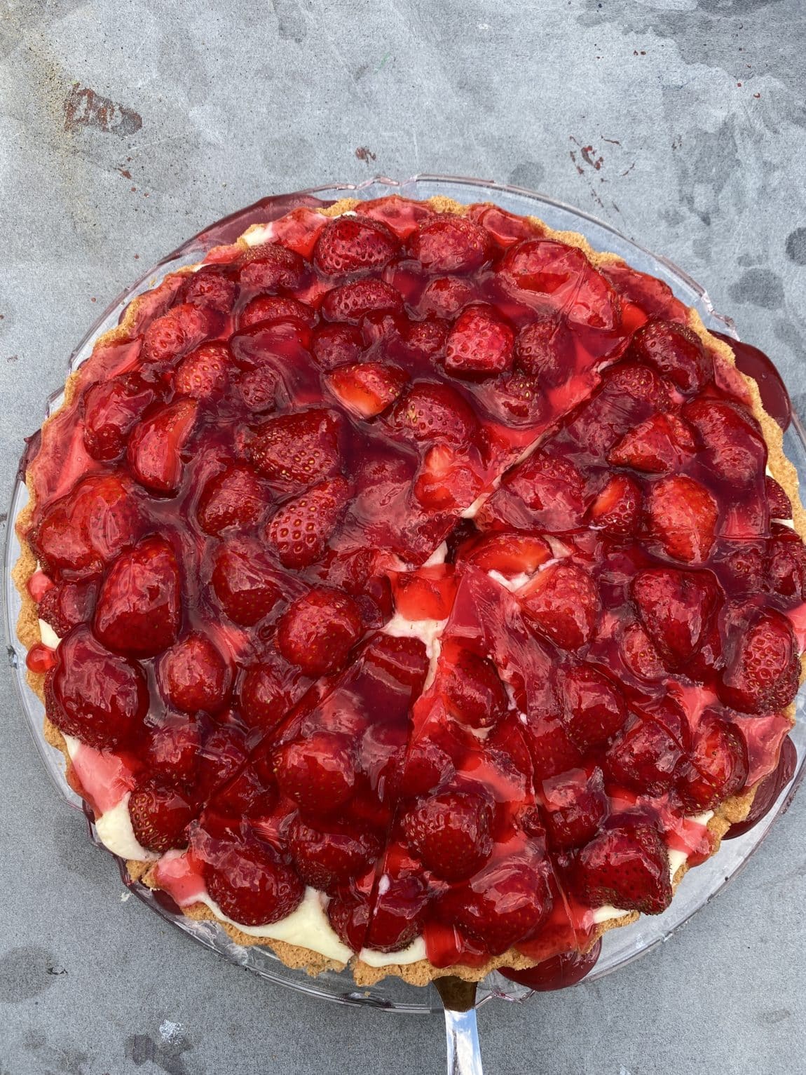 und fertige danach Erdbeerkuchen an.