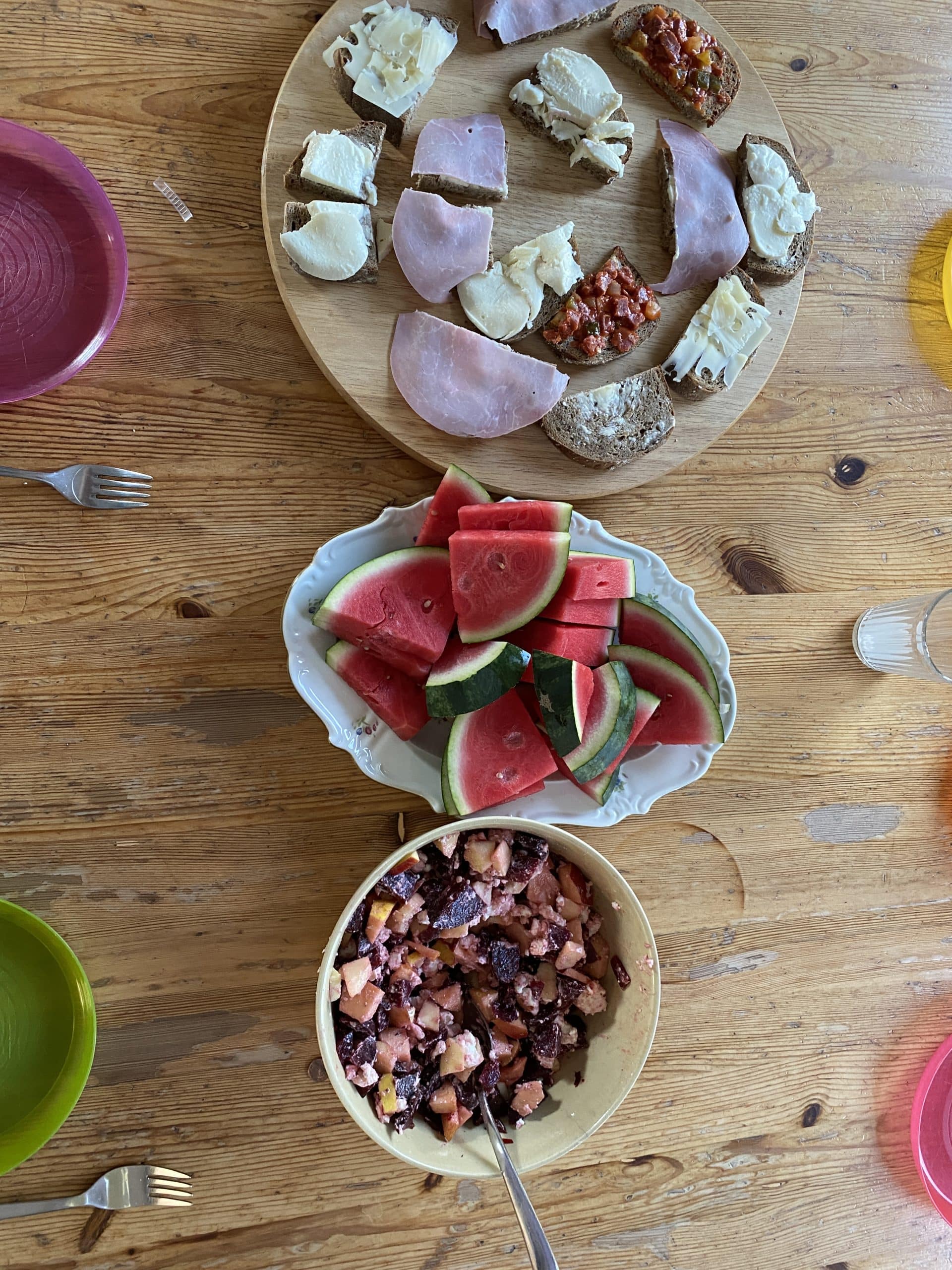 #8 Das Abendbrot ist wieder simpel und die Kinder mögen es: Stulle mit Brot, Melone und Feta-Apfel-Rote-Beete-Salat