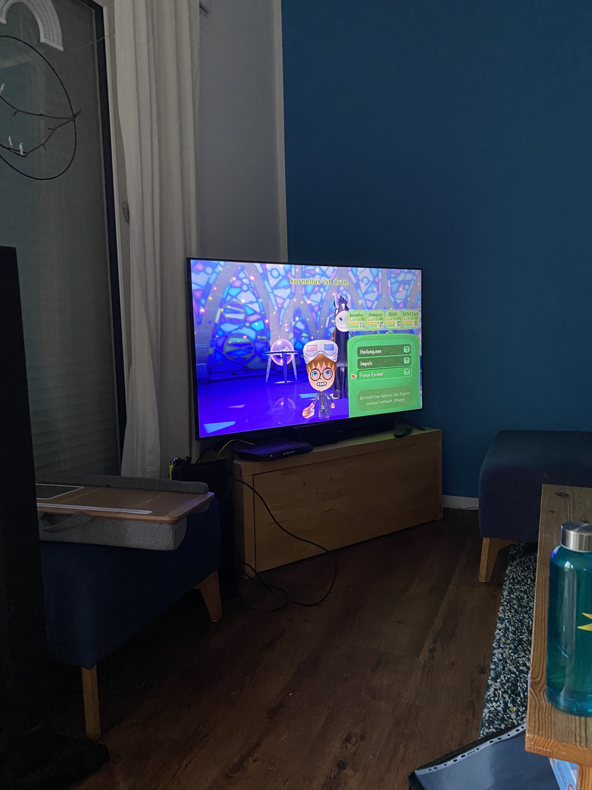 Der Sohn spielt noch etwas, nachdem alle Schulsachen für morgen wieder gepackt sind. Der Alltag hat uns wieder ab morgen. Ich bin semi begeistert.