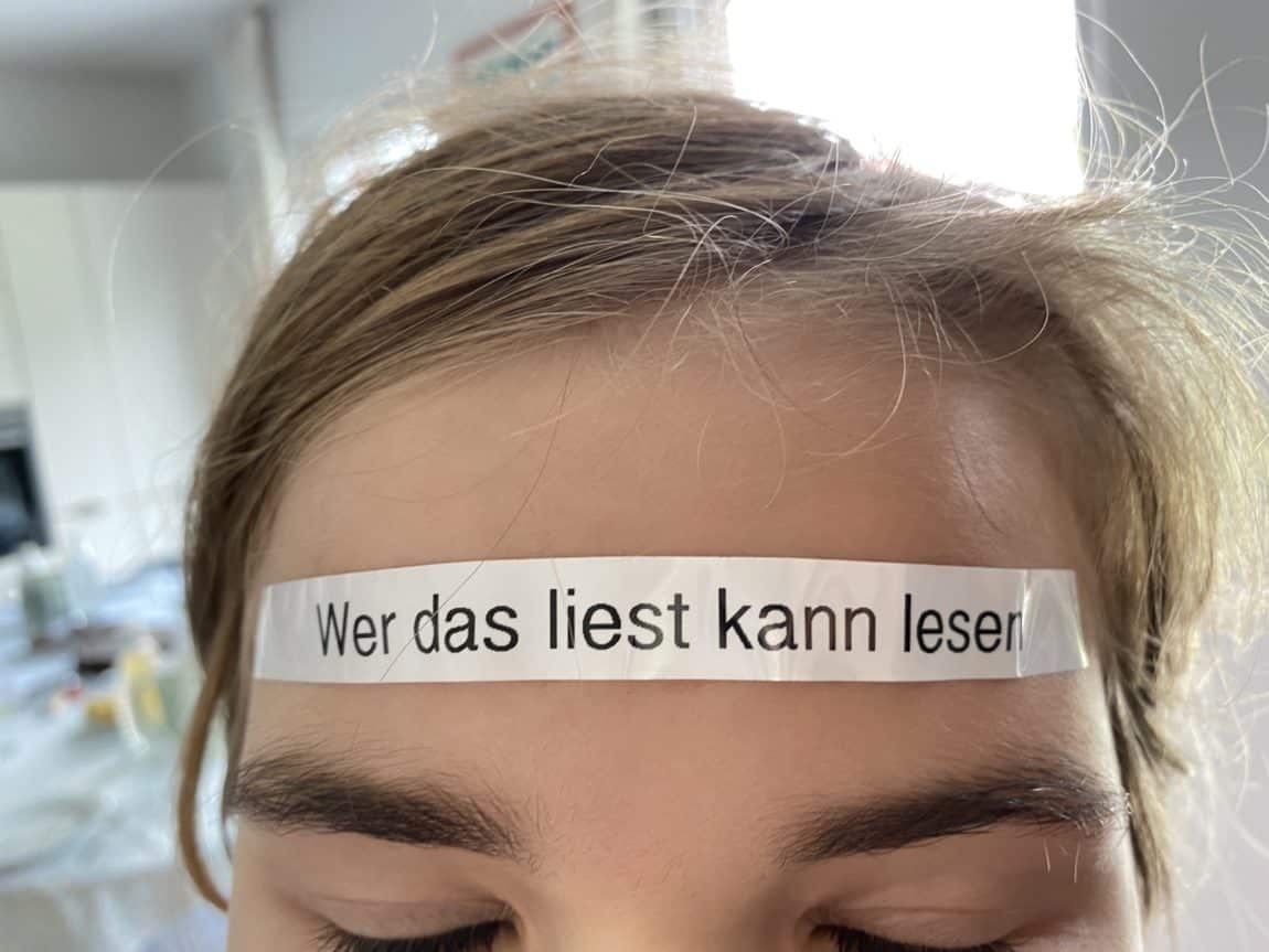 #7 Der Sohn bereitet Beschriftungen vor.