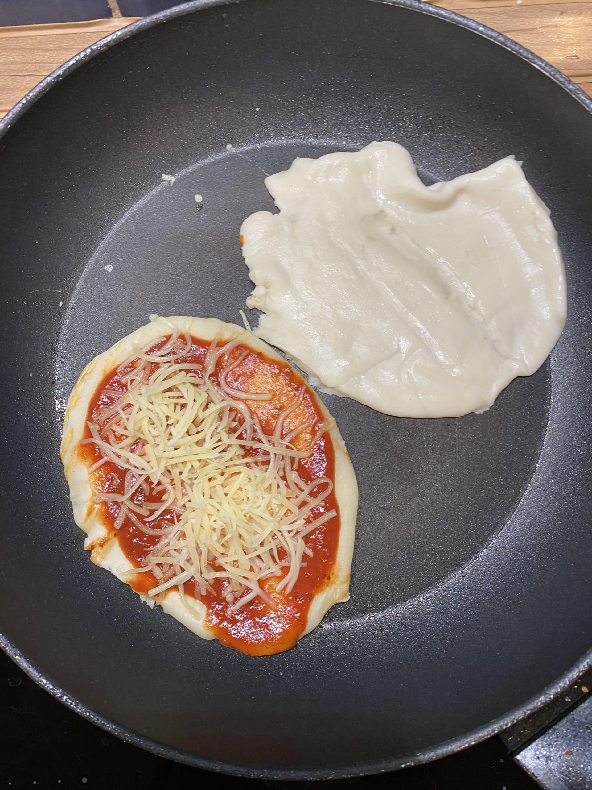 Und zum Abend wünschen die Kinder sich Pfannenpizza, das ist aber nicht so simpel und misslingt etwas.