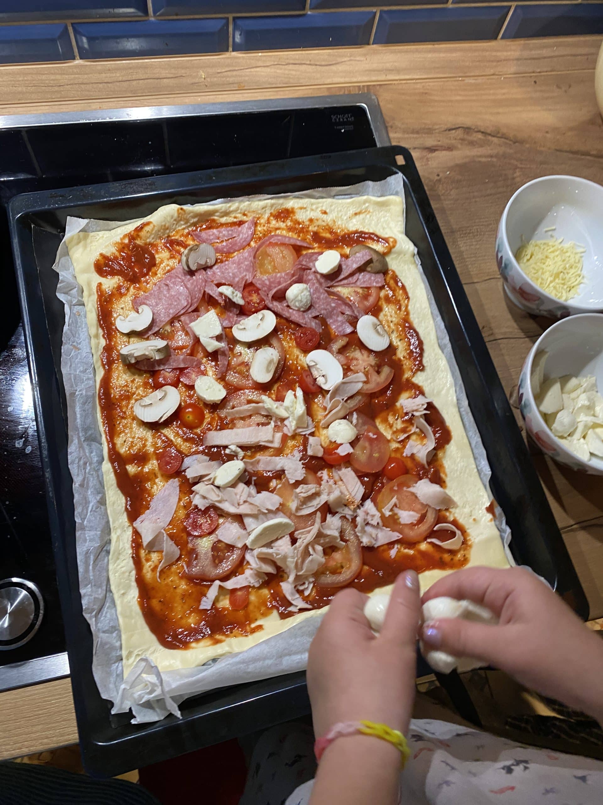 Die kleine Tochter belegt sich dann noch ne Pizza für den Ofen, nun ja.