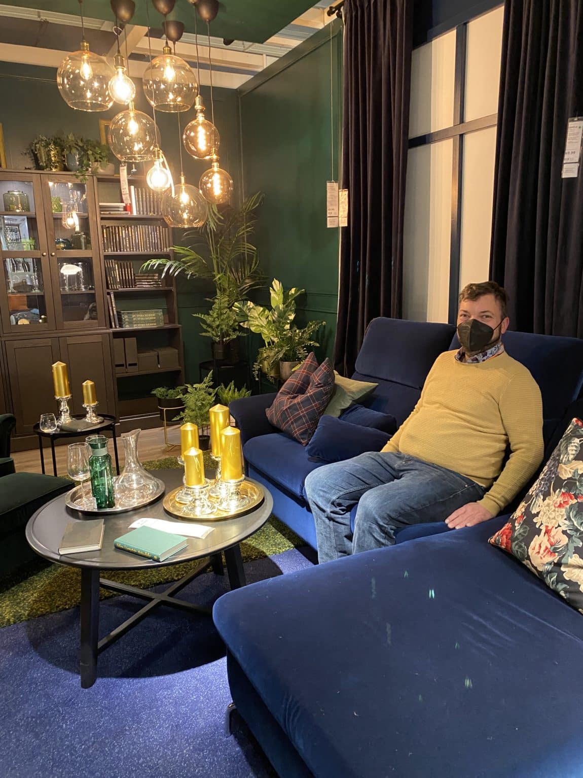 #2 Der Mann sitzt in einem Ikea Traum.