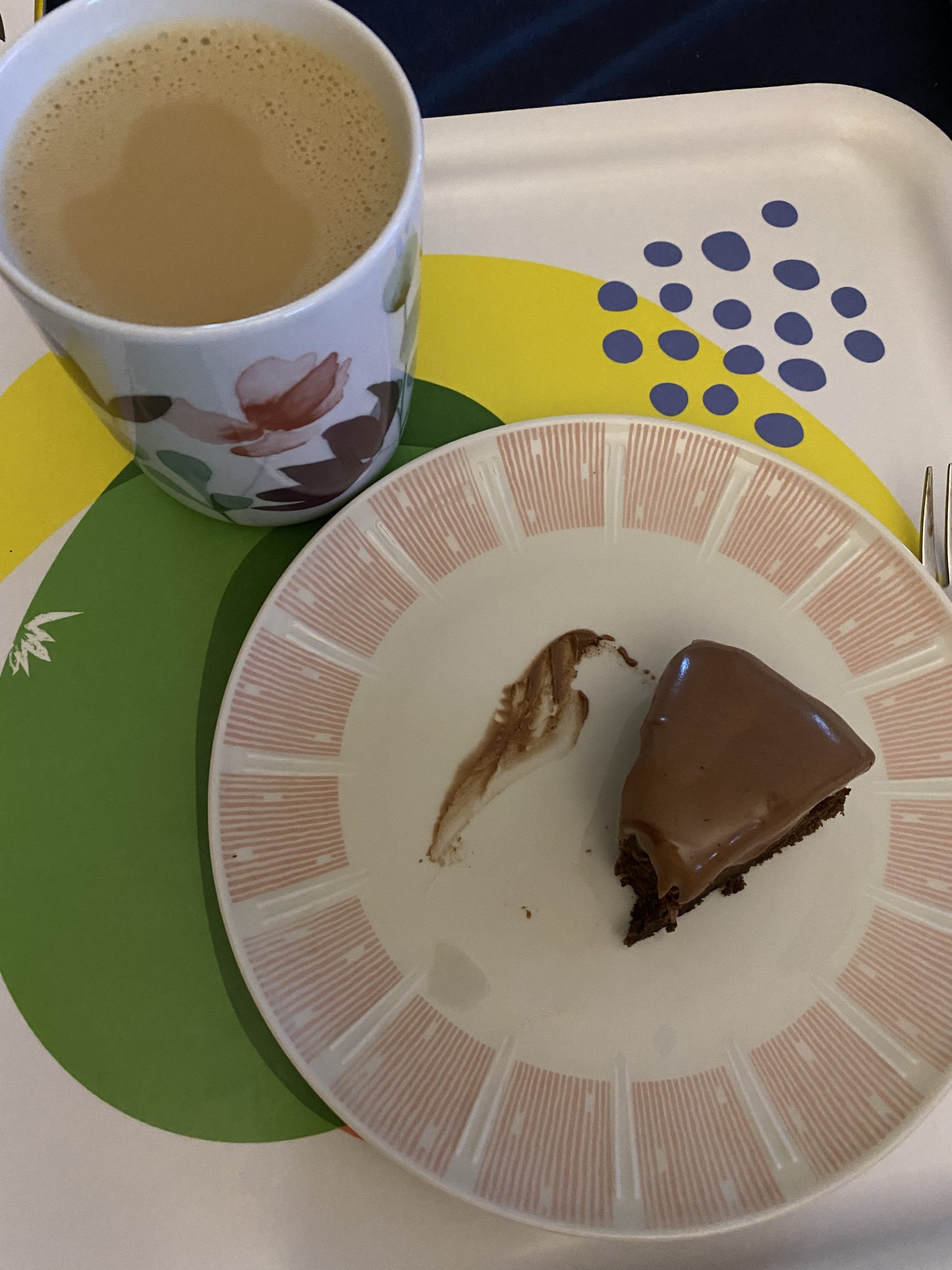 Der Mann ist weiterhin unterwegs, das große Kind hat Kuchen aufgetaut.
